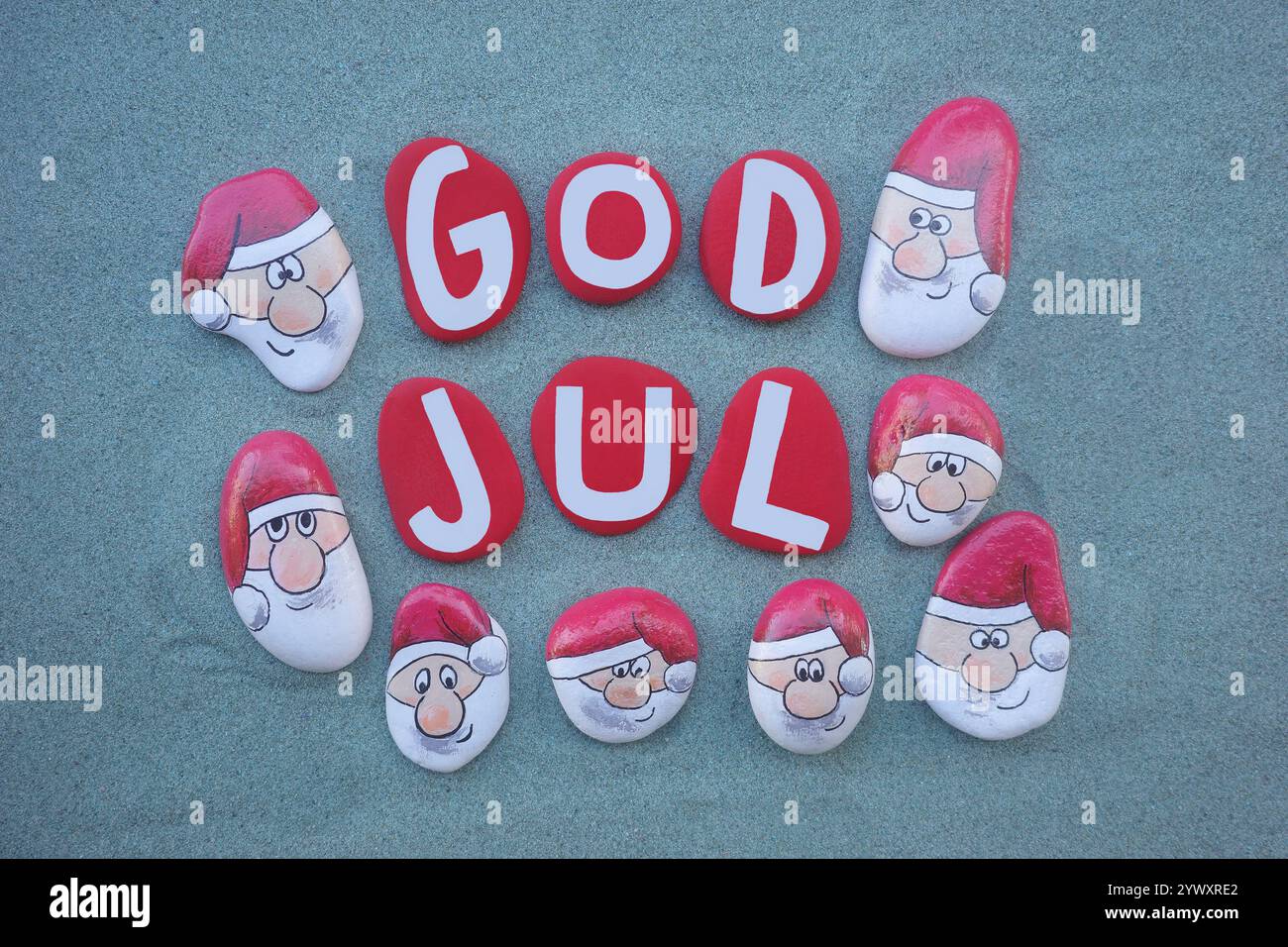 God Jul, Joyeux Noël en langue suédoise et norvégienne, texte créatif composé de lettres en pierre de couleur rouge peintes à la main et de pierre Santa Claus o Banque D'Images