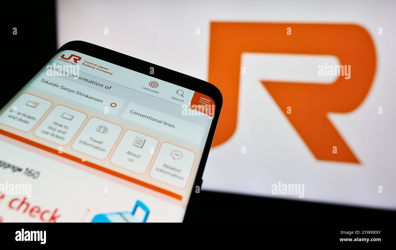 Allemagne. 24 juillet 2024. Dans cette illustration photo, un smartphone avec le site Web de l'entreprise ferroviaire japonaise Central Japan Railway Company est vu devant le logo de l'entreprise. (Photo timon Schneider/SOPA images/SIPA USA) *** strictement à des fins éditoriales *** crédit : SIPA USA/Alamy Live News Banque D'Images