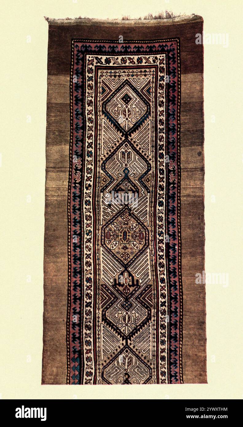 COUREUR ORIENTAL [SECTION] taille 15-1 x 3-2 CHAÎNE — 8 nœuds au pouce TRAME — 9 nœuds au pouce 72 NŒUDS au pouce CARRÉ tiré de « tapis orientaux, coureurs et tapis et quelques reproductions Jacquard » par Sydney Humphries, publié par Adam et Charles Black 1910 Banque D'Images