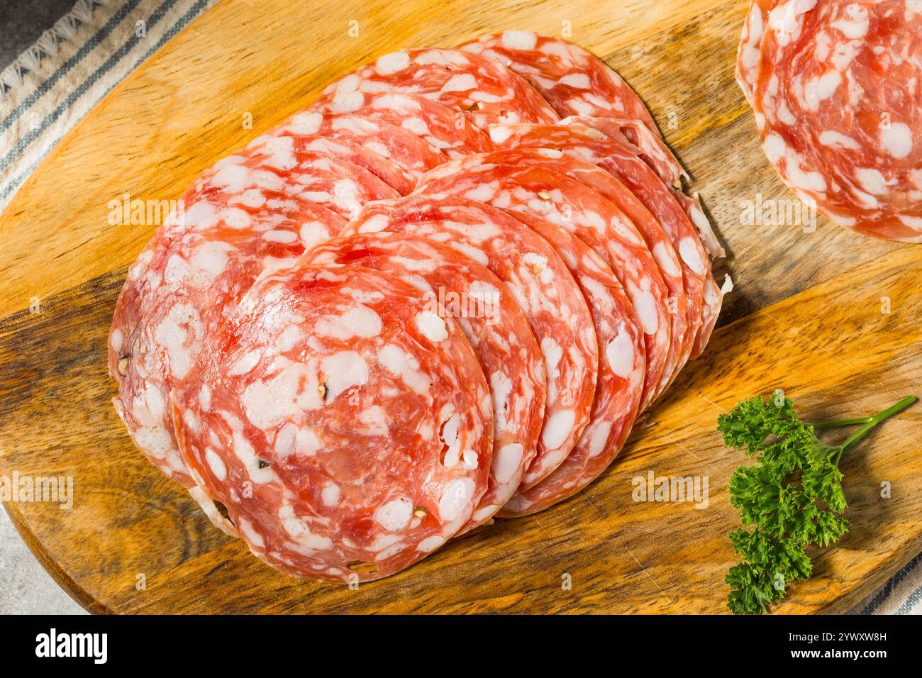 Salami coupé à froid au poivre fumé prêt à manger Banque D'Images