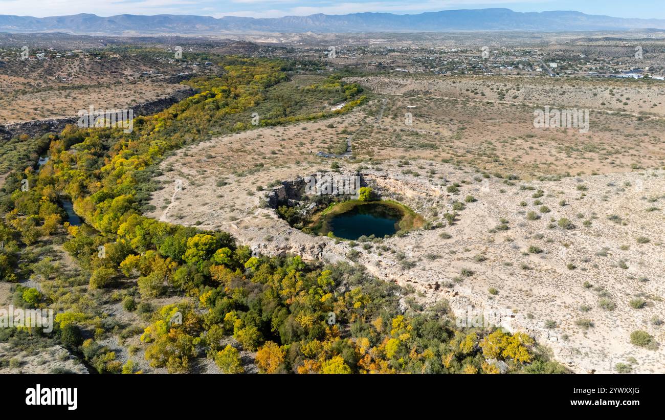 Photographie aérienne du puits Montezuma, Monument national du château de Montezuma, Rimrock, Arizona, États-Unis. Banque D'Images