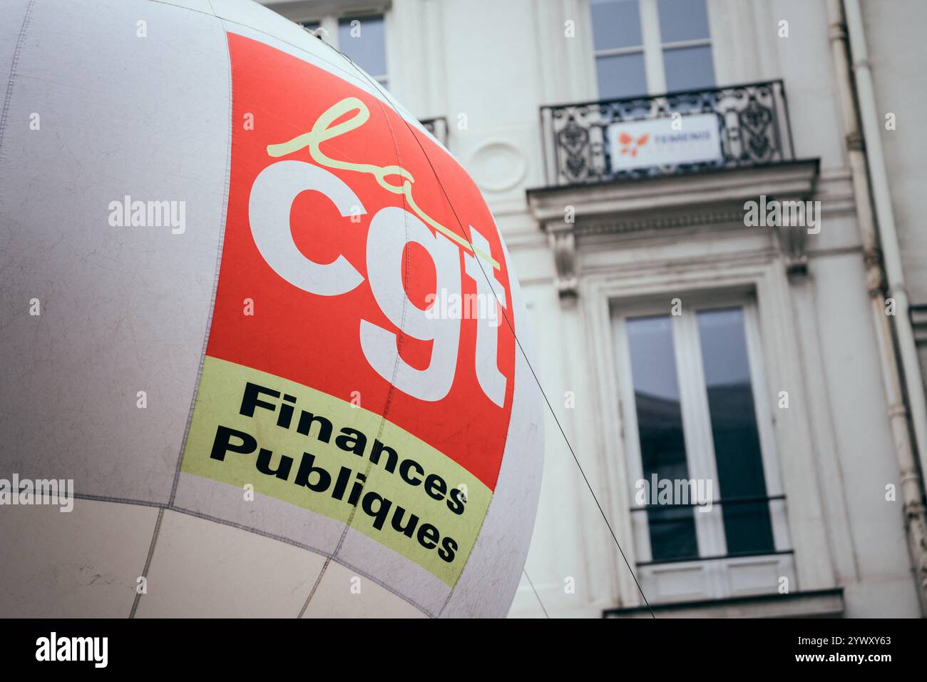 Paris, France. 12 décembre 2024. Cette photo est une illustration du logo des finances publiques de la CGT lors d’une manifestation organisée par la CGT, rejointe par solidaires et les syndicats FSU à Paris le 12 décembre 2024. De rares rassemblements et manifestations "pour l'emploi et l'industrie" ont lieu le 12 décembre 2024 dans plusieurs villes de France, en prévision de la nomination d'un nouveau premier ministre convoqué par la CGT pour répondre à "l'urgence sociale", dans un contexte marqué par une explosion des plans de licenciement. Photo de Alexis Jumeau/ABACAPRESS. COM Credit : Abaca Press/Alamy Live News Banque D'Images