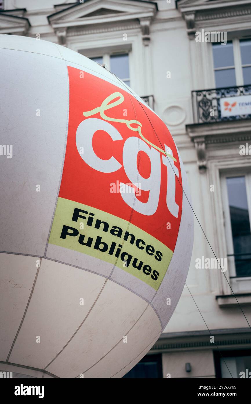 Paris, France. 12 décembre 2024. Cette photo est une illustration du logo des finances publiques de la CGT lors d’une manifestation organisée par la CGT, rejointe par solidaires et les syndicats FSU à Paris le 12 décembre 2024. De rares rassemblements et manifestations "pour l'emploi et l'industrie" ont lieu le 12 décembre 2024 dans plusieurs villes de France, en prévision de la nomination d'un nouveau premier ministre convoqué par la CGT pour répondre à "l'urgence sociale", dans un contexte marqué par une explosion des plans de licenciement. Photo de Alexis Jumeau/ABACAPRESS. COM Credit : Abaca Press/Alamy Live News Banque D'Images