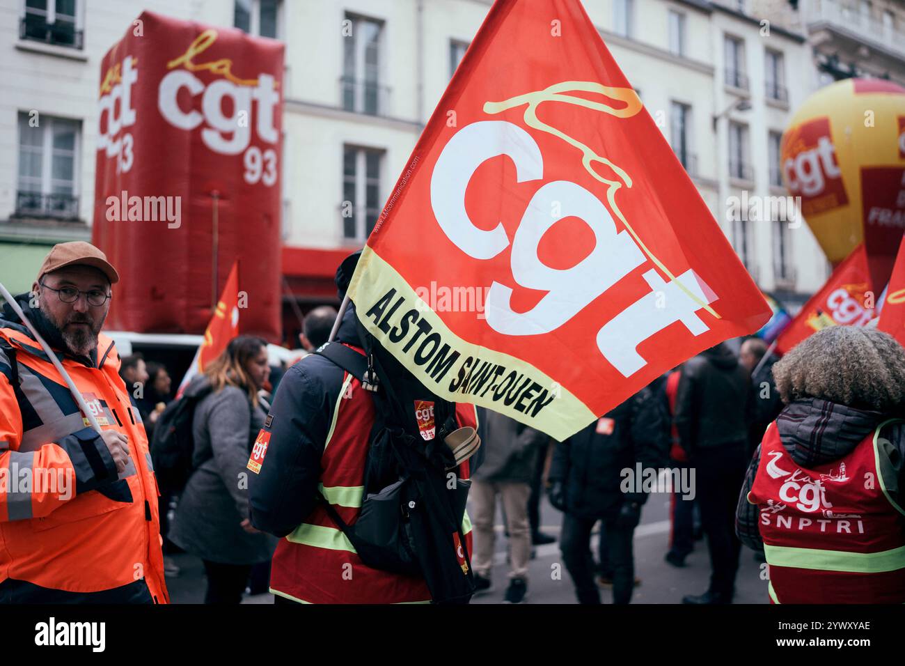 Paris, France. 12 décembre 2024. Cette photo est une illustration du logo CGT Alstom Saint-Ouen lors d’une manifestation organisée par la CGT, rejointe par solidaires et les syndicats FSU à Paris le 12 décembre 2024. De rares rassemblements et manifestations "pour l'emploi et l'industrie" ont lieu le 12 décembre 2024 dans plusieurs villes de France, en prévision de la nomination d'un nouveau premier ministre convoqué par la CGT pour répondre à "l'urgence sociale", dans un contexte marqué par une explosion des plans de licenciement. Photo de Alexis Jumeau/ABACAPRESS. COM Credit : Abaca Press/Alamy Live News Banque D'Images