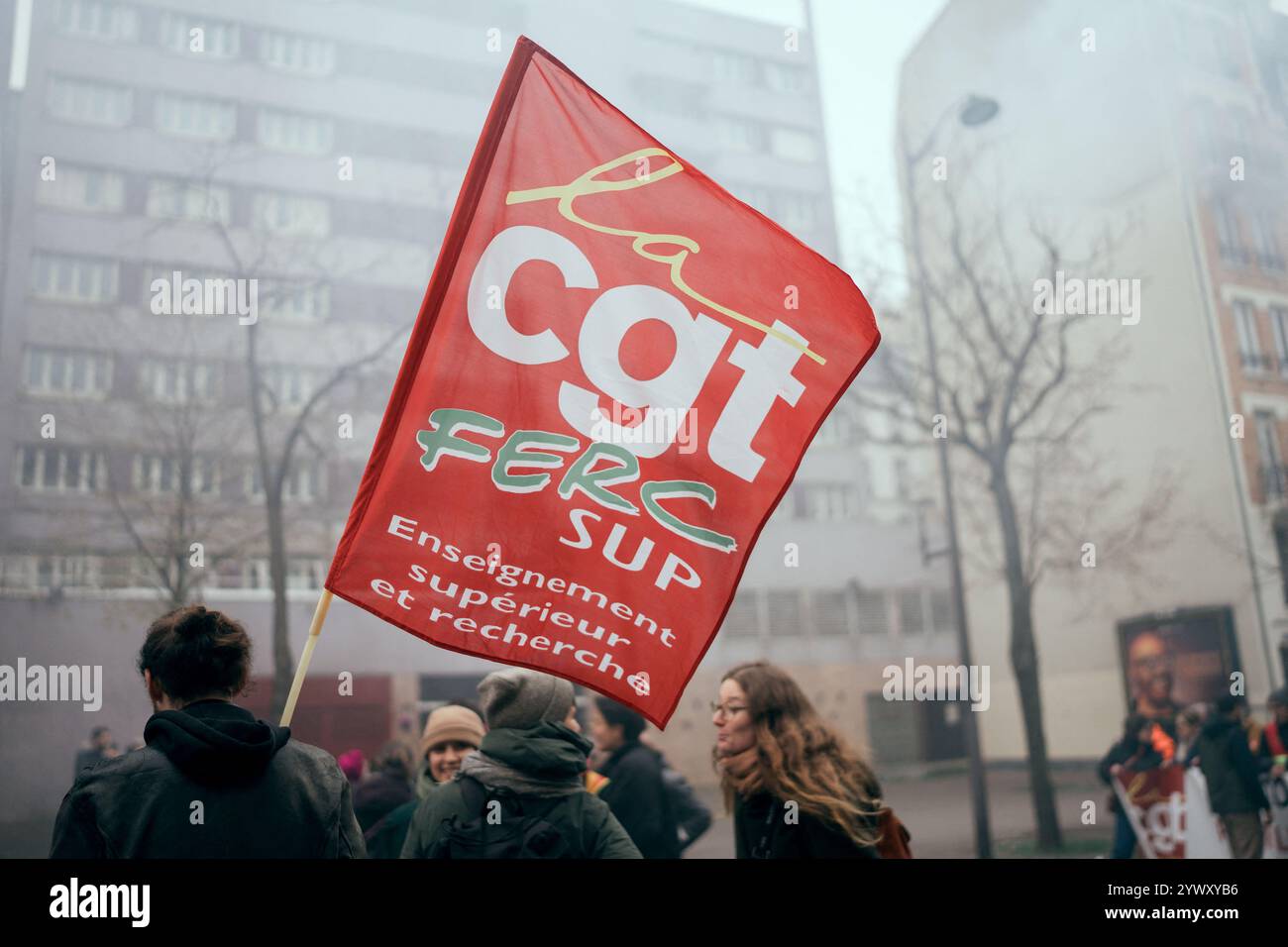 Paris, France. 12 décembre 2024. Cette photo est une illustration du logo de la CGT FERC sup enseignement supérieur et recherche lors d’une manifestation organisée par la CGT, rejointe par solidaires et les syndicats FSU à Paris le 12 décembre 2024. De rares rassemblements et manifestations "pour l'emploi et l'industrie" ont lieu le 12 décembre 2024 dans plusieurs villes de France, en prévision de la nomination d'un nouveau premier ministre convoqué par la CGT pour répondre à "l'urgence sociale", dans un contexte marqué par une explosion des plans de licenciement. Photo de Alexis Jumeau/ABACAPRESS. COM Credit : Abaca Press/Alamy Live News Banque D'Images