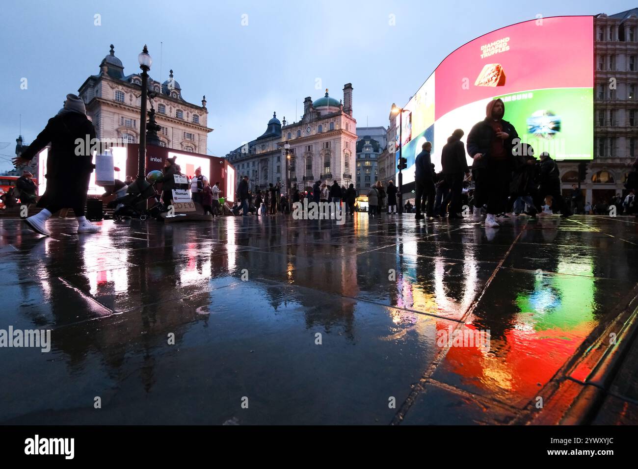 Piccadilly Circus, Londres, Royaume-Uni. 12 décembre 2024. Météo Royaume-Uni : pluie dans le centre de Londres. Credit : Matthew Chattle/Alamy Live News Banque D'Images