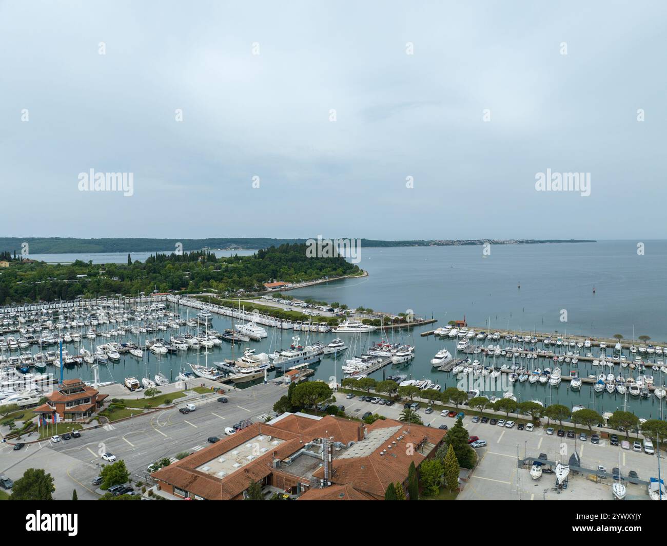 Vue aérienne du port de plaisance dans la ville de portoroz, Slovénie Banque D'Images