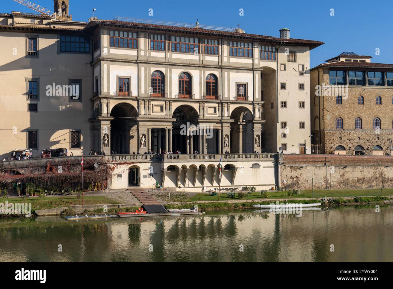 La Galerie des Offices fait face au fleuve Arno à Florence, en Italie. Banque D'Images