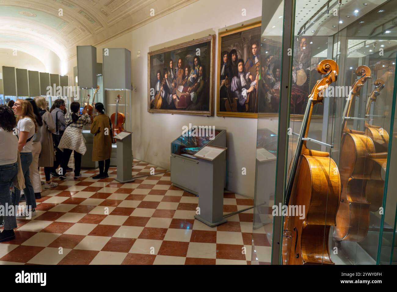 Touristes visitant la section des instruments de musique de la Galerie de l'Accademia à Florence, Italie. Banque D'Images