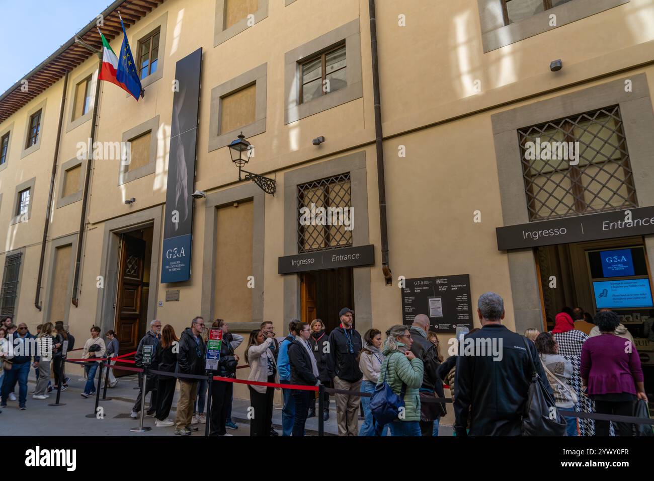 Visiteurs en ligne pour entrer dans la Galerie de l'Académie à Florence, Italie. Banque D'Images