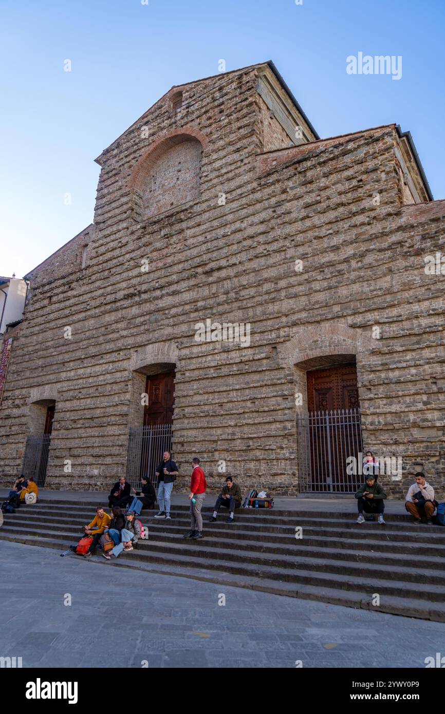 Façade austère de la Basilique médiévale di San Lorenzo à Florence, Italie. Les églises médiévales en Italie à cette époque avaient généralement des façades très simples. Banque D'Images