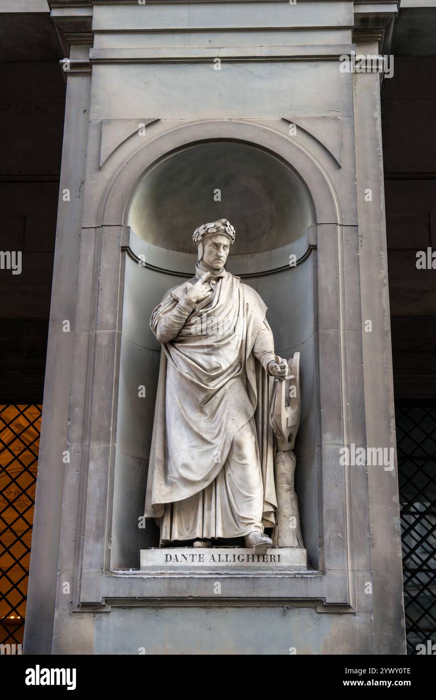 Une statue de Dante Alllighieri sur la Galerie des Offices à Florence, Italie. Banque D'Images