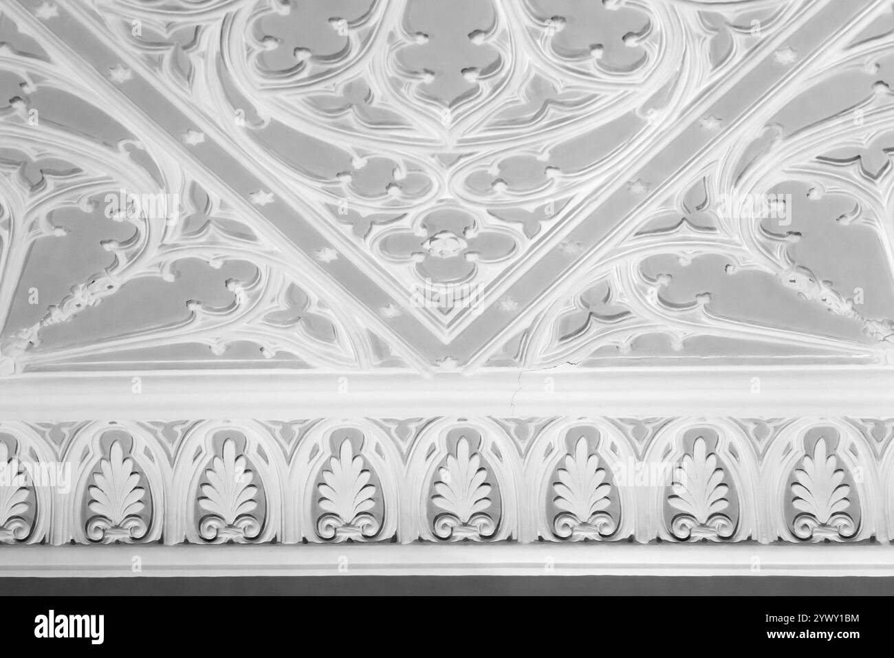 Conception de plafond en gypse blanc en bas-relief. Design de moulage classique, détails intérieurs de style vintage, fond de photo architectural abstrait Banque D'Images