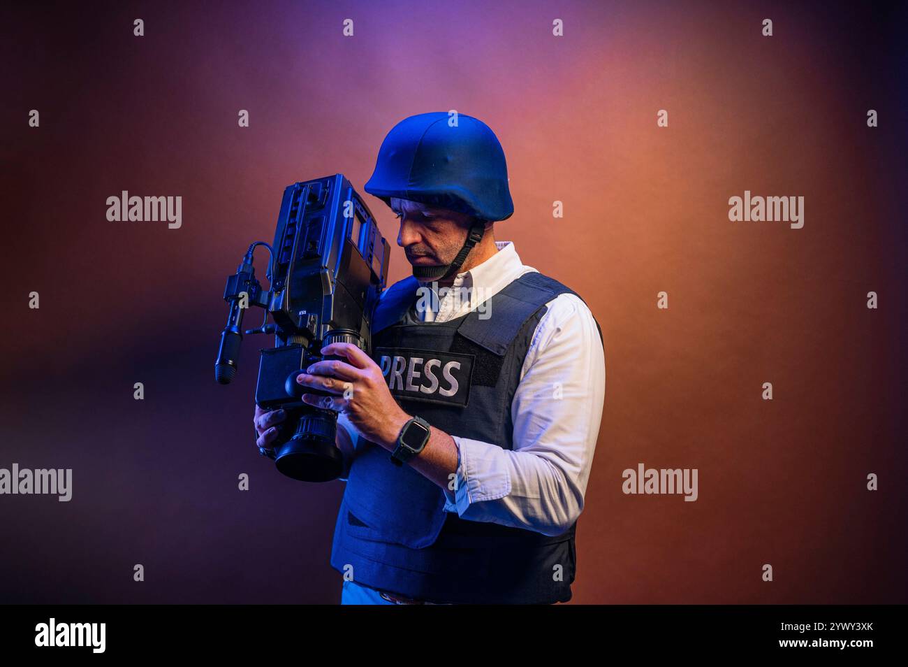 Reporter en gilet pare-balles tenant une caméra vidéo Banque D'Images