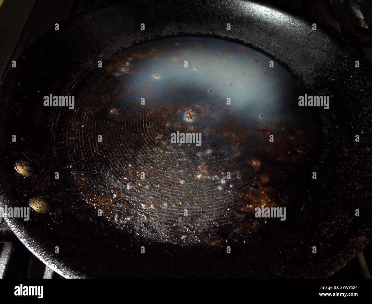 Gros plan en hauteur de graisse saturée froide malsaine ou de saindoux, qui a été laissé dans la base d'une poêle à frire. Banque D'Images