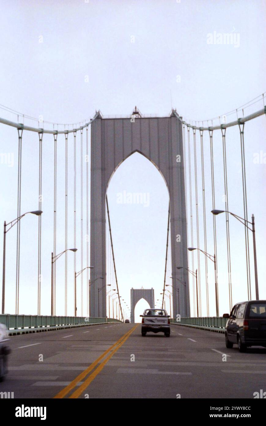 Newport, Rhode Island, États-Unis, cca. 1992. Conduite sur le pont Claiborne Pell Newport. Banque D'Images