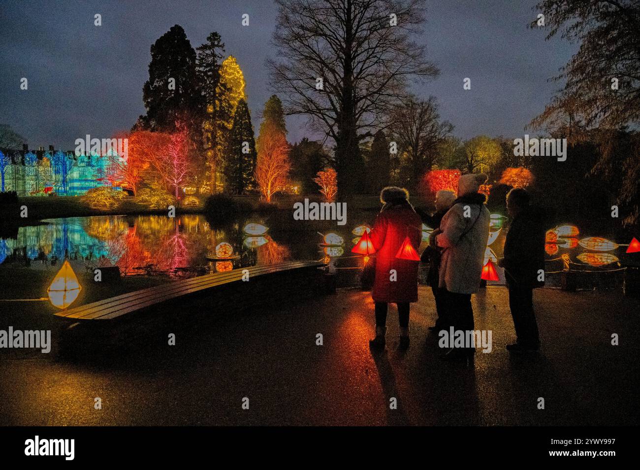East Sussex, Royaume-Uni. 11 décembre 2024. Les visiteurs regardent l'aborium illuminé à Wakehurst place alors qu'ils marchent à travers les jardins éclairés pendant Glow Wild, un pays des merveilles hivernales. Wakehurst place , East Sussex, Royaume-Uni crédit : Reppans/Alamy Live News Banque D'Images