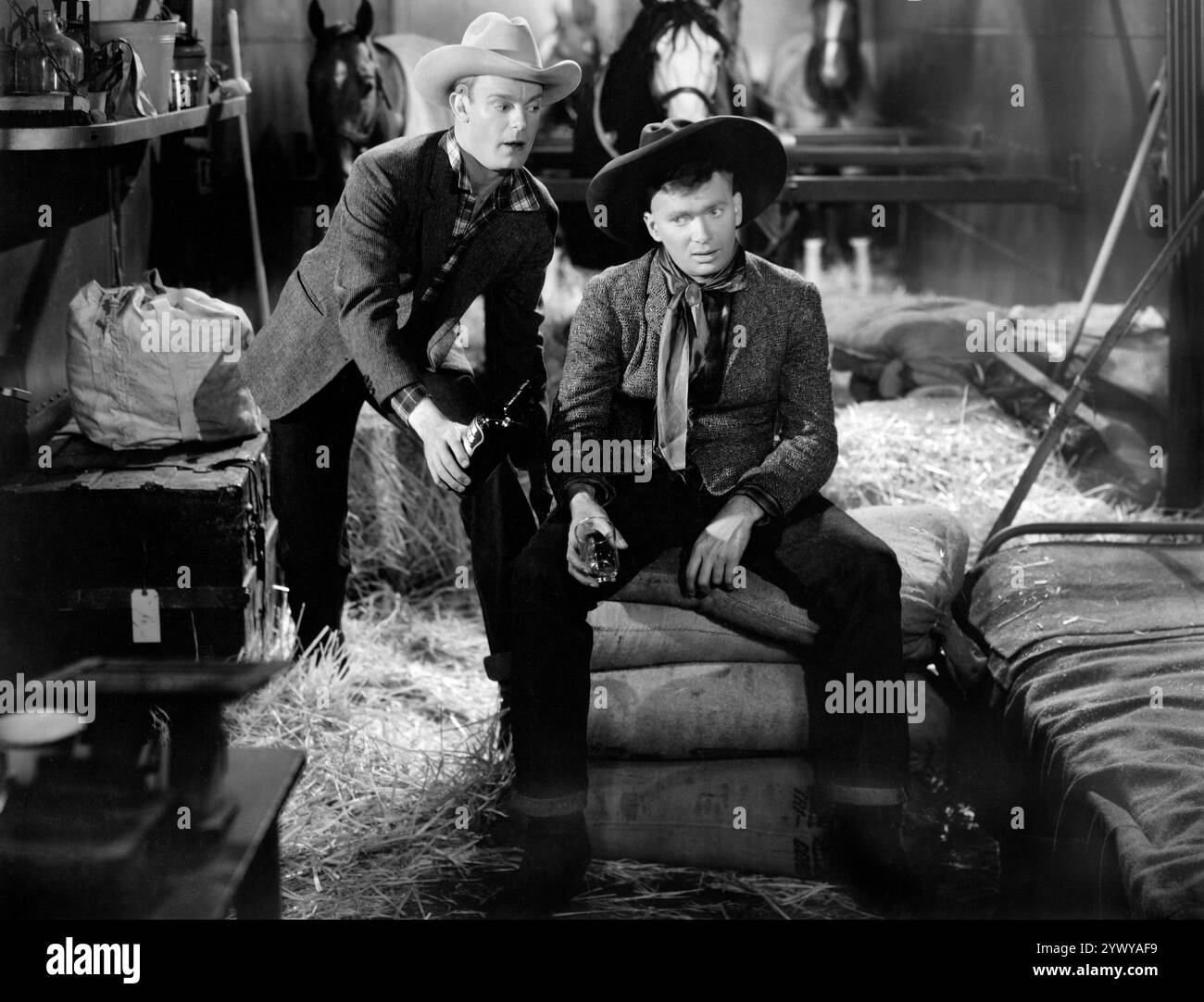 Dennis O'Keefe, Buddy Ebsen, sur le plateau du film WESTERN, 'The Kid from Texas', MGM, 1939 Banque D'Images