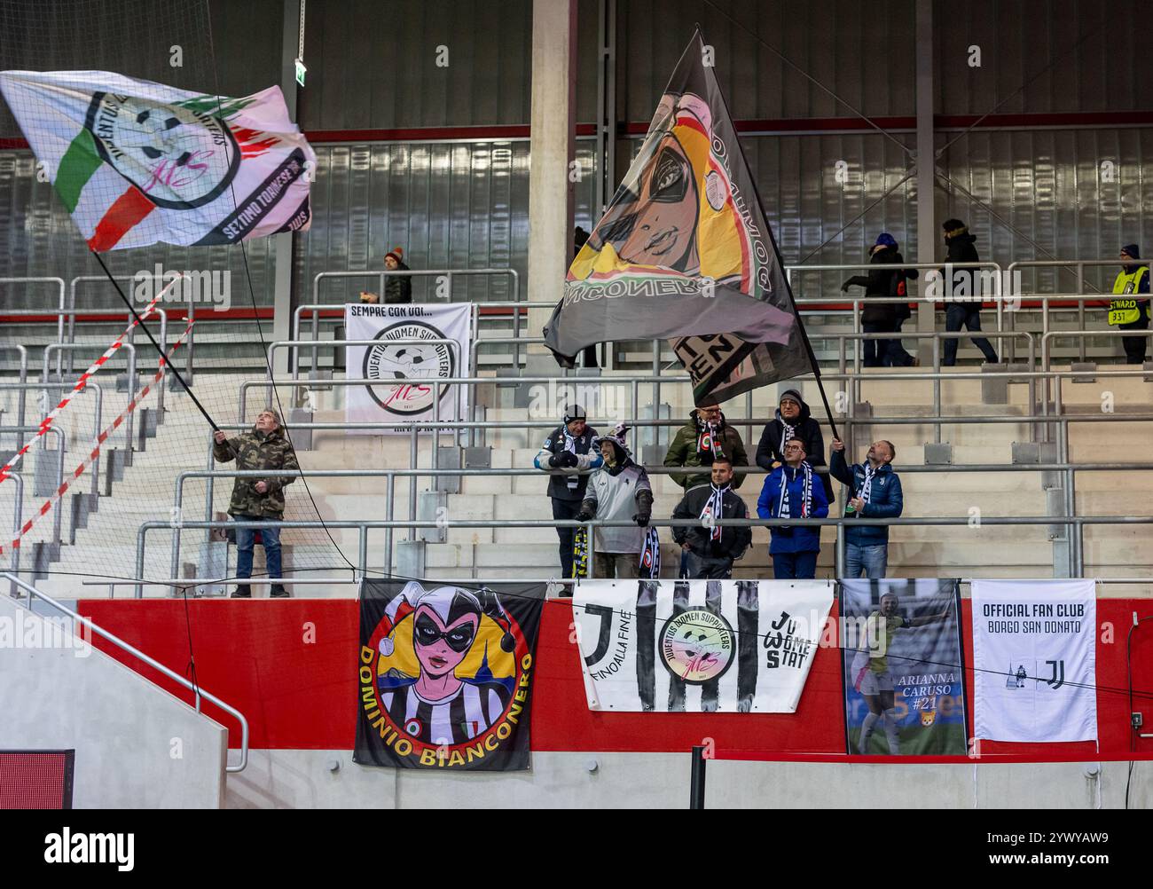 Auch einige wenige fans aus Italien haben den Weg zu diesem Spiel auf sich genommen. GER, FC Bayern Muenchen v. Juventus FC, Fussball, UEFA Womans Champions League, Gruppe C, 5. Spieltag, saison 2024/2025, 12.12.2024. Foto : Eibner-Pressefoto/Heike Feiner Banque D'Images