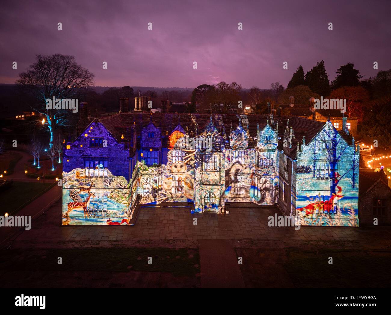 East Sussex, Royaume-Uni. 11 décembre 2024. Wakehurst place avec une projection de lumière animée pour le sentier de randonnée de Wild Glow. Une promenade hivernale à travers les jardins éclairés de Wakehurst place, East Sussex, Royaume-Uni crédit : Reppans/Alamy Live News Banque D'Images