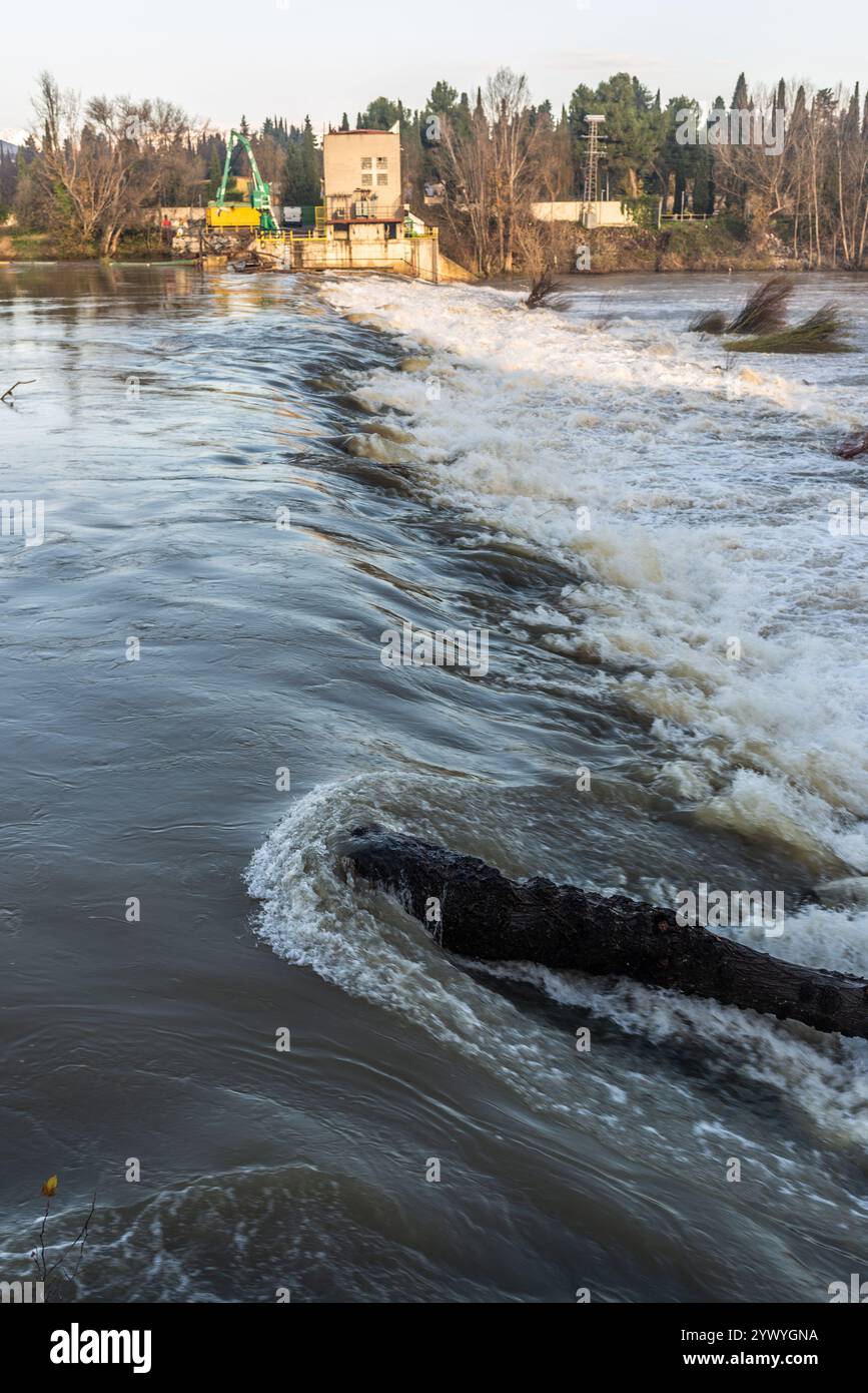 Logrono, la Rioja, Espagne. 12 décembre 2024. L'Èbre qui traverse Logroño est en alerte jaune, suite aux dernières pluies. Les autorités locales ont activé des protocoles d'urgence, se préparant à procéder à des évacuations préventives et à déployer des équipes de secours pour minimiser les risques pour la population, si nécessaire. Cet événement s’ajoute à l’inquiétude croissante sur l’impact du changement climatique dans la région, rappelant les destructions produites à Valence il y a 40 jours par la DANA, qui ont fait plus de 200 morts. Crédit : Mario Martija/Alamy Live News Banque D'Images