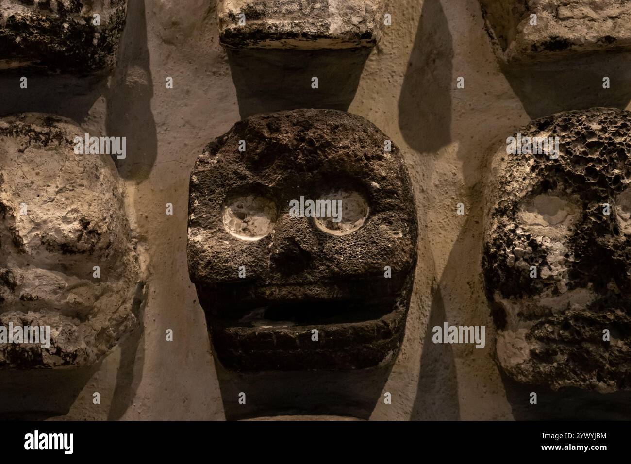 Mexico, Mexique 12 novembre 2024 : détail du porte-crâne Huey Tzompantli ou Grand crâne au musée Templo Mayor de Mexico. Banque D'Images