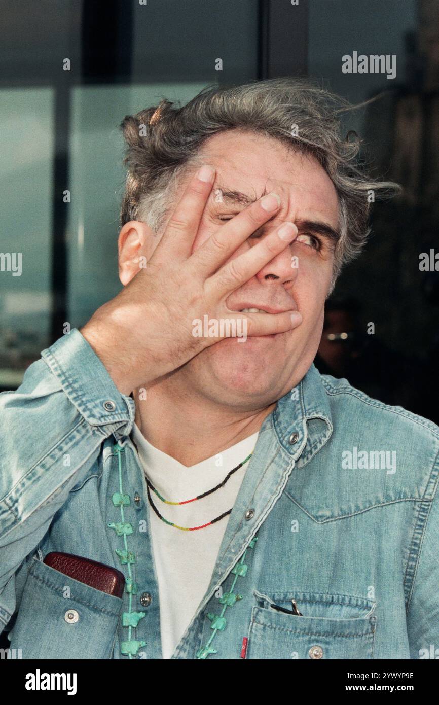 L'acteur Billy Connolly assiste à une séance photo organisée par le Festival international du film d'Édimbourg avant la première de son nouveau film, Mrs Brown, au cinéma Dominion de la ville ce soir-là. MRS Brown (également sorti dans les cinémas sous le nom de sa Majesté, Mme Brown) est un film dramatique britannique sorti en 1997 avec Judi Dench, Billy Connolly, Geoffrey Palmer, Antony Sher et Gerard Butler pour ses débuts au cinéma. L'histoire concernait une reine Victoria récemment veuve et sa relation avec un serviteur écossais, John Brown, un serviteur de confiance de son mari décédé, et le tollé subséquent qu'elle provoqua. Banque D'Images