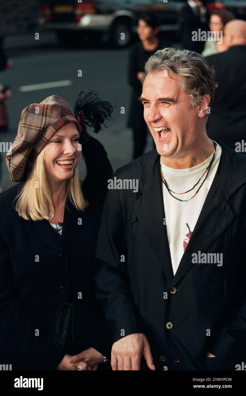 L'acteur Billy Connolly et sa femme Pamela Stephenson arrivent au cinéma Dominion à Édimbourg avant la première de son nouveau film, Mrs Brown. MRS Brown (également sorti dans les cinémas sous le nom de sa Majesté, Mme Brown) est un film dramatique britannique sorti en 1997 avec Judi Dench, Billy Connolly, Geoffrey Palmer, Antony Sher et Gerard Butler pour ses débuts au cinéma. L'histoire concernait une reine Victoria récemment veuve et sa relation avec un serviteur écossais, John Brown, un serviteur de confiance de son mari décédé, et le tollé subséquent qu'elle provoqua. Banque D'Images