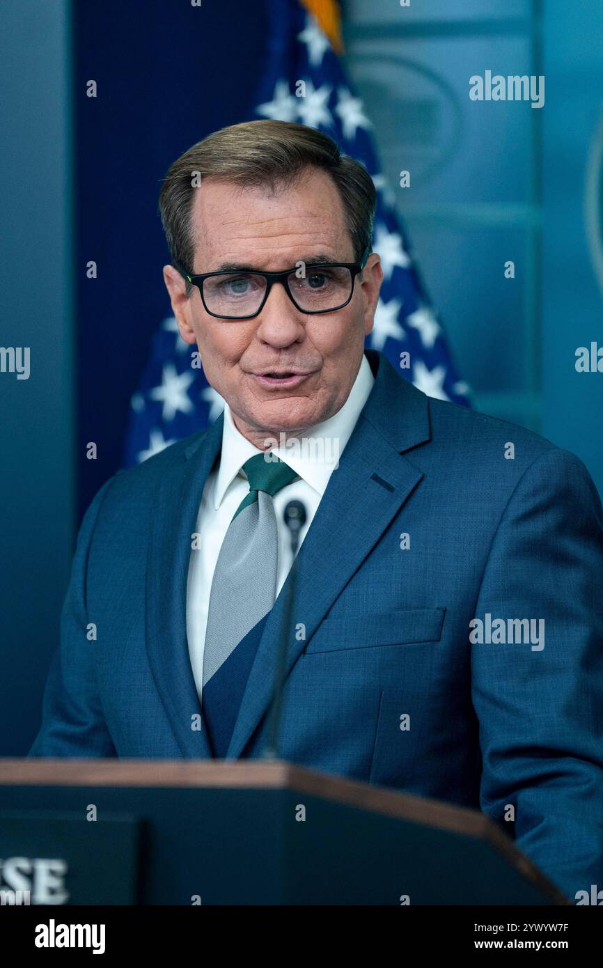 Washington, États-Unis. 12 décembre 2024. John Kirby, conseiller en communications à la sécurité nationale, prend la parole lors du point de presse quotidien dans la salle de réunion James S. Brady de la Maison Blanche à Washington, DC, le jeudi 12 décembre 2024. Photo de Bonnie Cash/Pool/ABACAPRESS. COM Credit : Abaca Press/Alamy Live News Banque D'Images