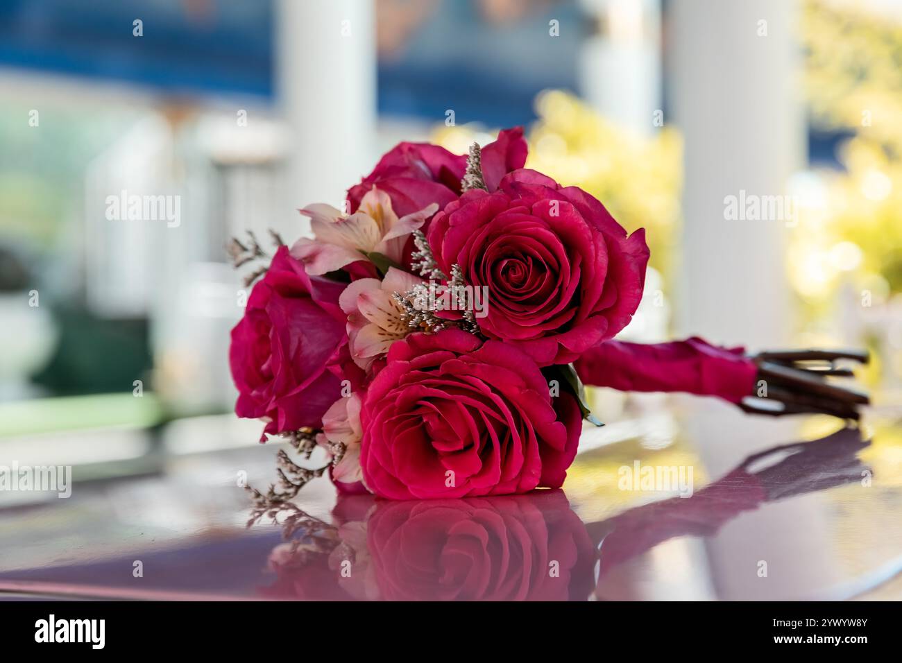 Bouquet spécial de roses rouges le jour du mariage à la lumière naturelle, fleurs de mariée à la cérémonie - image Banque D'Images