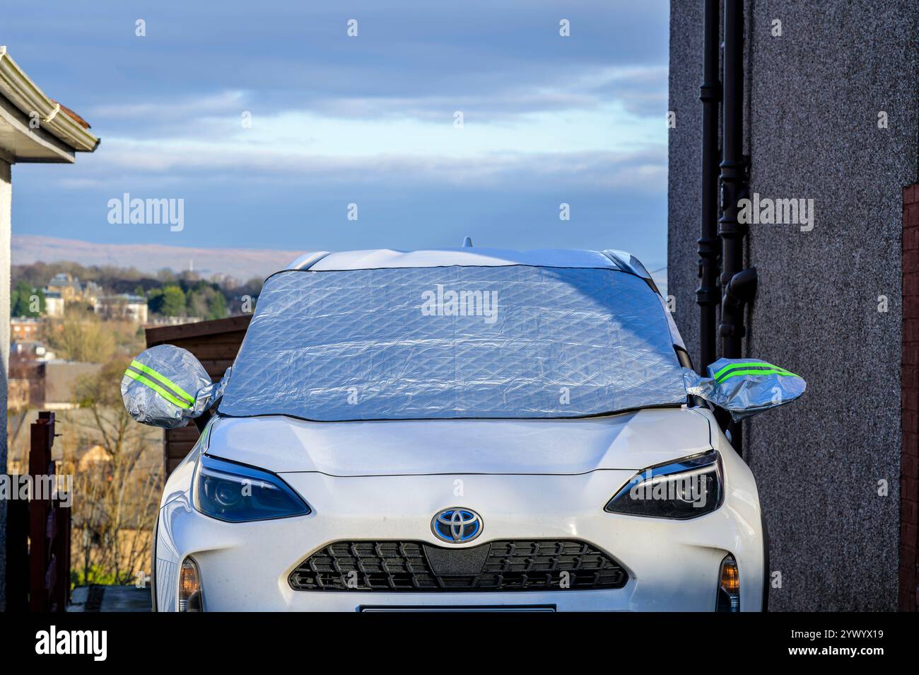 Housse sur un pare-brise de voiture pour protéger du gel et de la glace en hiver, Royaume-Uni Banque D'Images
