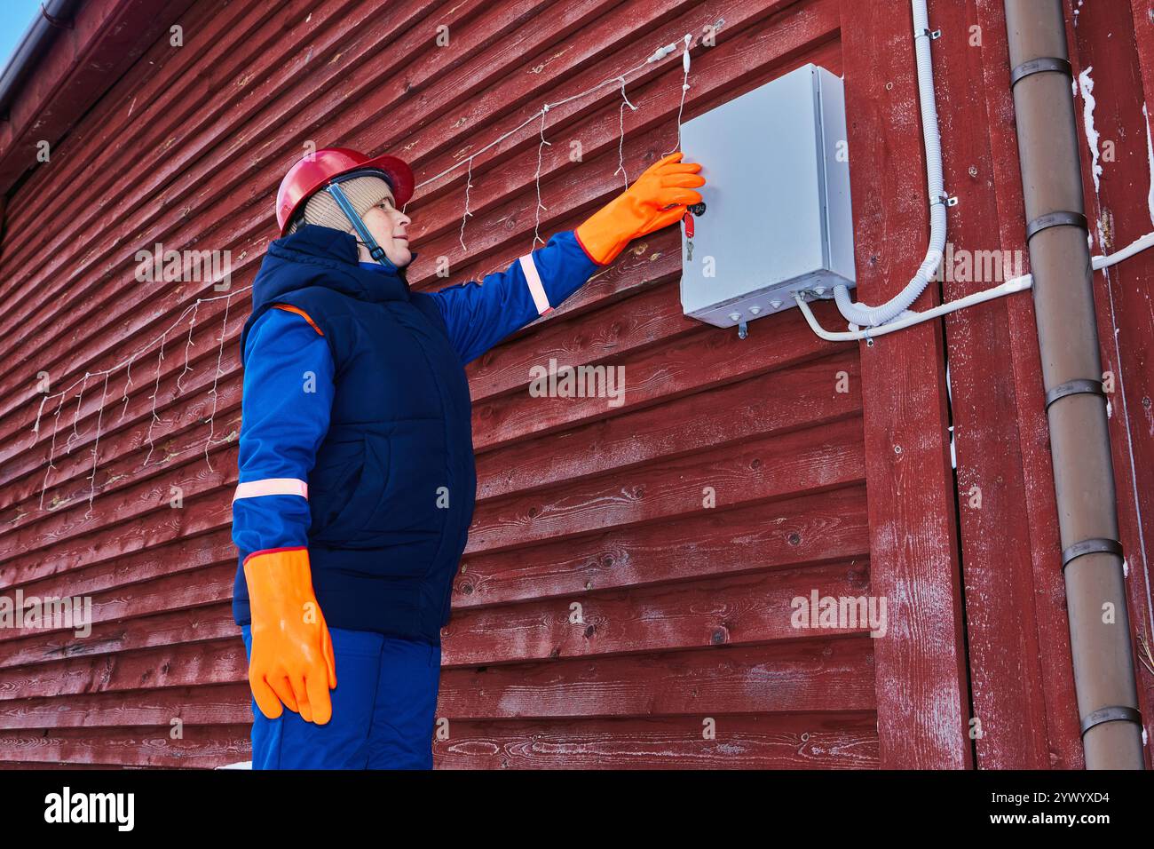 Électricien de service public inspecte l'équipement électrique extérieur dans les zones rurales. Banque D'Images