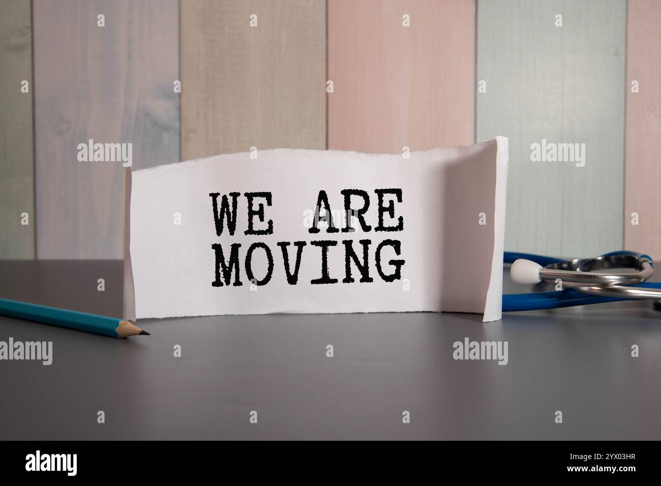 Deux jeunes travailleurs soulèvent ensemble un lourd canapé. Jeunes hommes de l'entreprise de déménagement et service de livraison de camion enlevant des choses de la maison, portant furni Banque D'Images