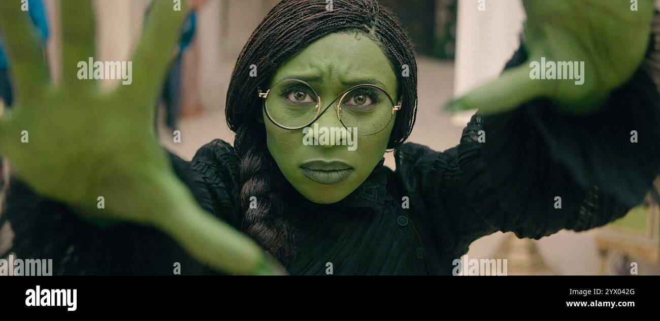 Wicked (2024) réalisé par Jon M. Chu et mettant en vedette Cynthia Erivo dans le rôle d'Elphaba. Adaptation de la longue et très appréciée comédie musicale de Broadway basée sur le livre The Wicked : The Life and Times of the Wicked Witch of the West de Gregory Maguire. Publicité encore ***USAGE ÉDITORIAL SEULEMENT***. Crédit : BFA / Universal Pictures Banque D'Images Wicked (2024) réalisé par Jon M. Chu et mettant en vedette Cynthia Erivo dans le rôle d'Elphaba. Adaptation de la longue et très appréciée comédie musicale de Broadway basée sur le livre The Wicked : The Life and Times of the Wicked Witch of the West de Gregory Maguire. Publicité encore ***USAGE ÉDITORIAL SEULEMENT***. Crédit : BFA / Universal Pictures Banque D'Images