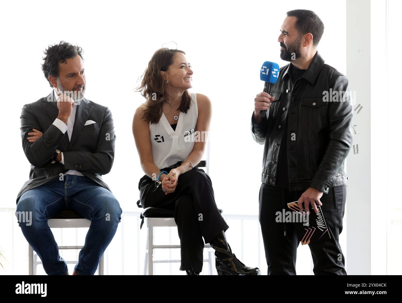 Miami, États-Unis. 12 décembre 2024. MIAMI, FLORIDE - 12 DÉCEMBRE : Rodi Basso, Anna Glennon et Enrique Santos prennent la parole sur scène lors de l'événement de presse américain UIM E1 World Championship au Rusty Pelican Miami le 12 décembre 2024 à Miami, en Floride. (Photo de Dax Tamargo/Sipa USA) crédit : Sipa USA/Alamy Live News Banque D'Images