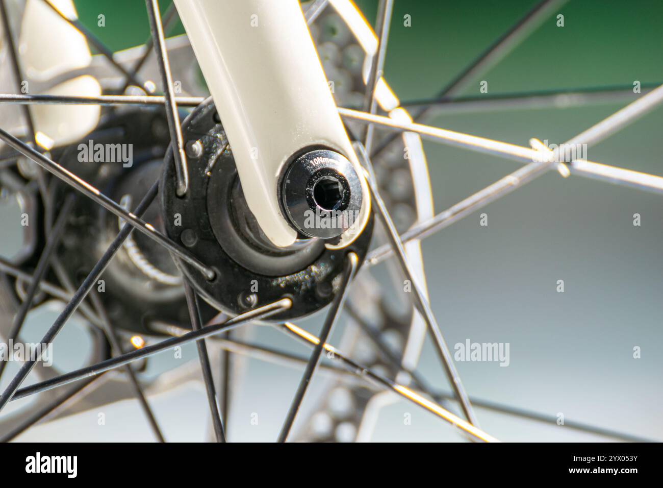 vue partielle de la roue avant d'un vélo de route de compétition, rayons et système de freinage, arrière-plan pour le concept de cyclisme Banque D'Images