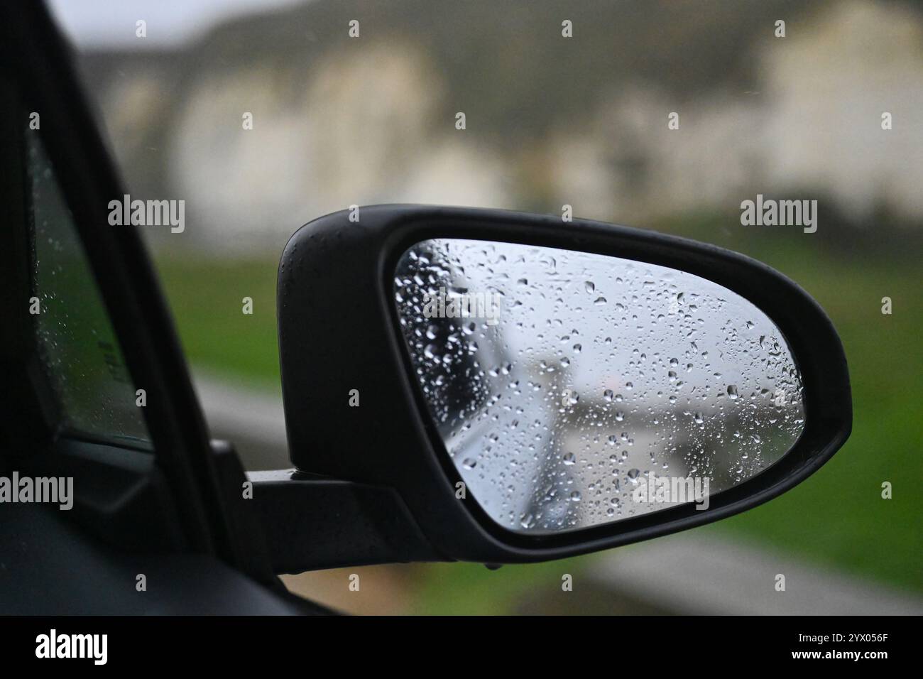 image de rétroviseur de voiture un jour orageux Banque D'Images