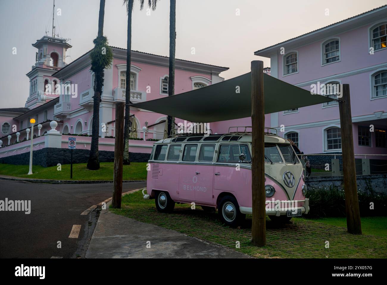 Un bus Volkswagen historique, utilisé pour transporter les clients, en face de l'Hôtel das Cataratas, un hôtel Belmond, dans le parc national d'Iguassu, Iguassu, Brésil. Banque D'Images