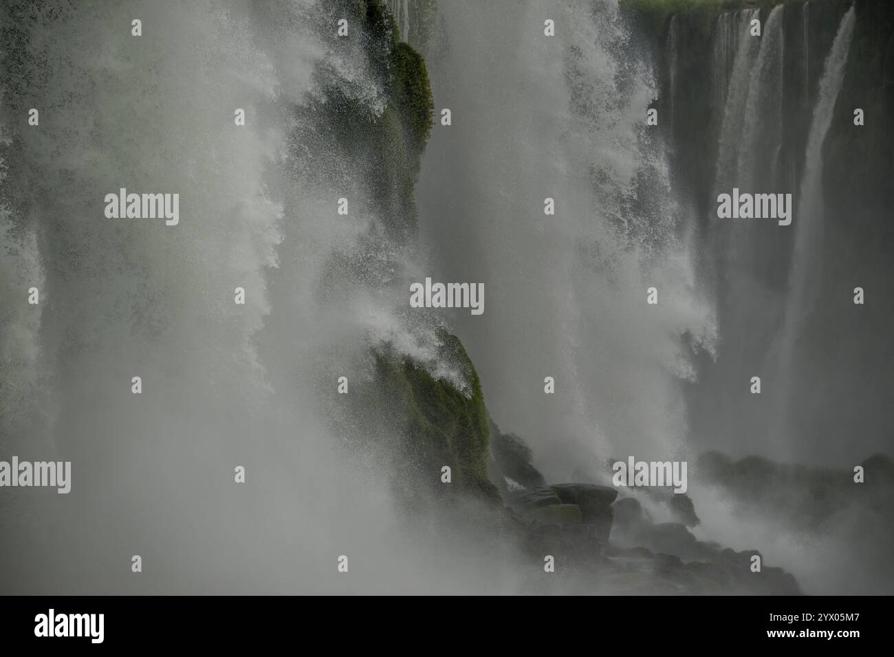 Vue détaillée du côté brésilien de l'une des chutes d'eau de la gorge du diable du côté argentin, Parc National d'Iguassu, Iguassu, Brésil. Banque D'Images