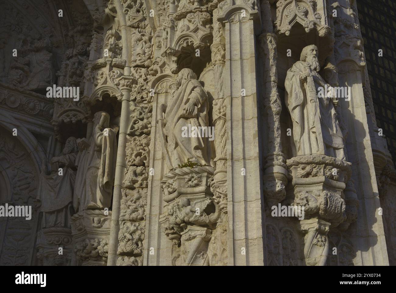 Portugal. Lisbonne. Monastère des Hiéronymites. Le roi Manuel Ier en commanda la construction pour commémorer le retour de Vasco da Gama d'Inde. Il a été conçu dans le style manuélin par Juan del Castillo (1470-1552). Portail sud de l'église de Santa Maria de Belém. Détail des sculptures flanquant le portail. Banque D'Images