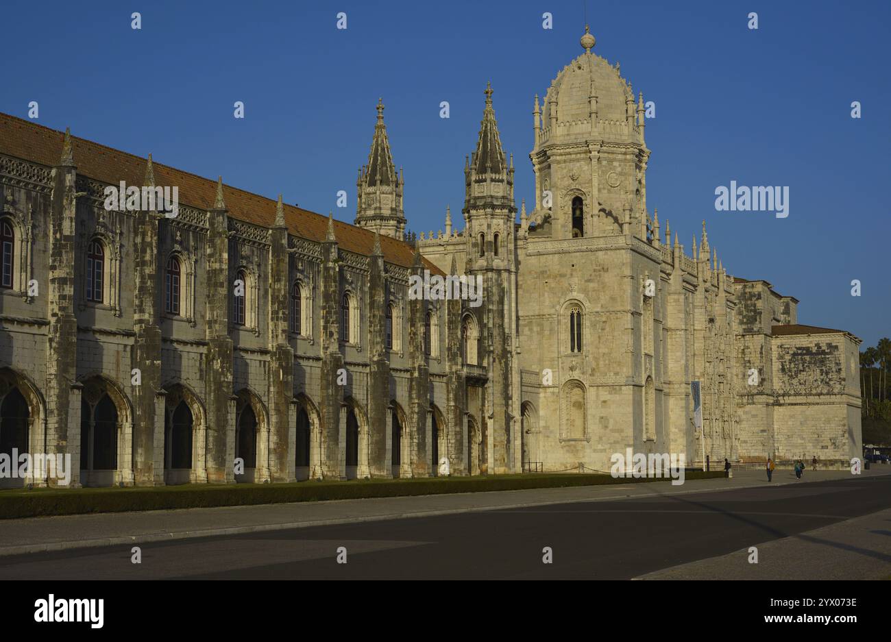 Portugal. Lisbonne. Monastère des Hieronymites. Le roi Manuel I a commandé sa construction pour commémorer le retour de Vasco da Gama de l'Inde. Il a été conçu dans le style Manueline par Juan del Castillo (1470-1552). Vue extérieure du bâtiment, avec le dôme de l'église. 16th siècle. Banque D'Images