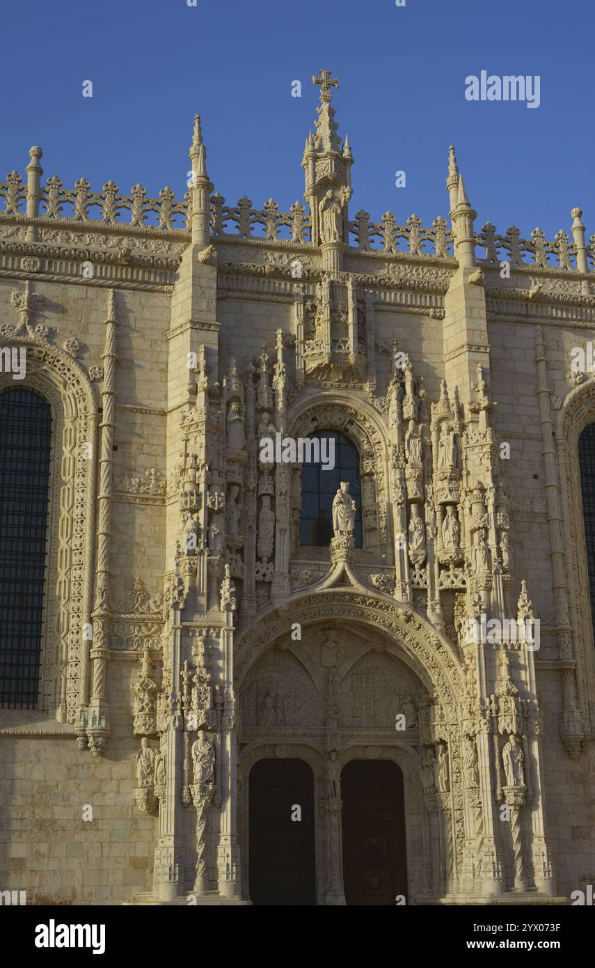 Portugal. Lisbonne. Monastère des Hiéronymites. Le roi Manuel Ier en commanda la construction pour commémorer le retour de Vasco da Gama d'Inde. Il a été conçu dans le style manuélin par Juan del Castillo (1470-1552). Portail sud de l'église de Santa Maria de Belém. Banque D'Images