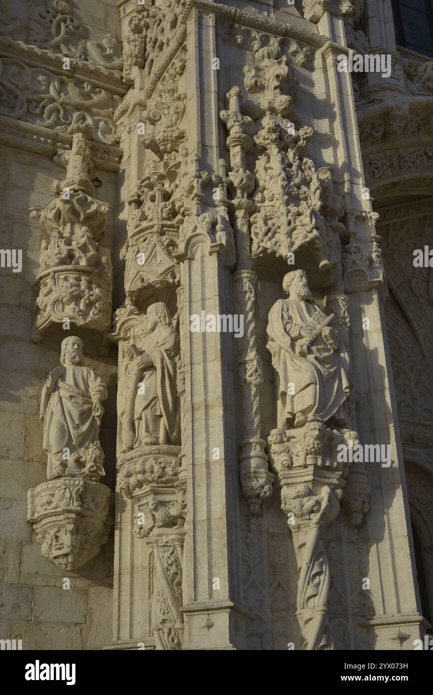 Portugal. Lisbonne. Monastère des Hiéronymites. Le roi Manuel Ier en commanda la construction pour commémorer le retour de Vasco da Gama d'Inde. Il a été conçu dans le style manuélin par Juan del Castillo (1470-1552). Portail sud de l'église de Santa Maria de Belém. Détail des sculptures flanquant le portail. Banque D'Images
