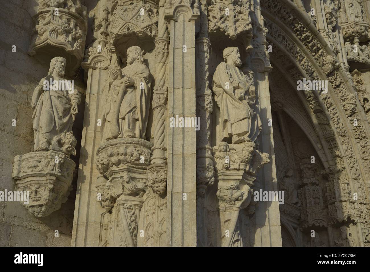 Portugal. Lisbonne. Monastère des Hiéronymites. Le roi Manuel Ier en commanda la construction pour commémorer le retour de Vasco da Gama d'Inde. Il a été conçu dans le style manuélin par Juan del Castillo (1470-1552). Portail sud de l'église de Santa Maria de Belém. Détail des sculptures flanquant le portail. Banque D'Images
