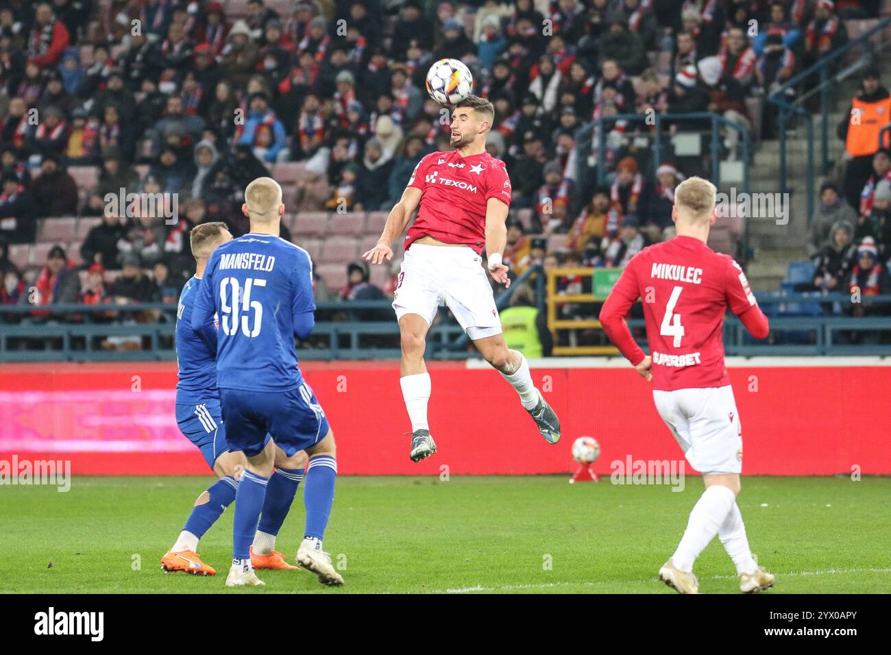 Cracovie, Pologne. 12 décembre 2024. Football 2024 2025 Betclic 1 Liga Wisla Krakow vs Miedz Legnica op : LUKASZ ZWOLINSKI, MARCEL MANSFELD crédit : Konrad Swierad/Alamy Live News Banque D'Images