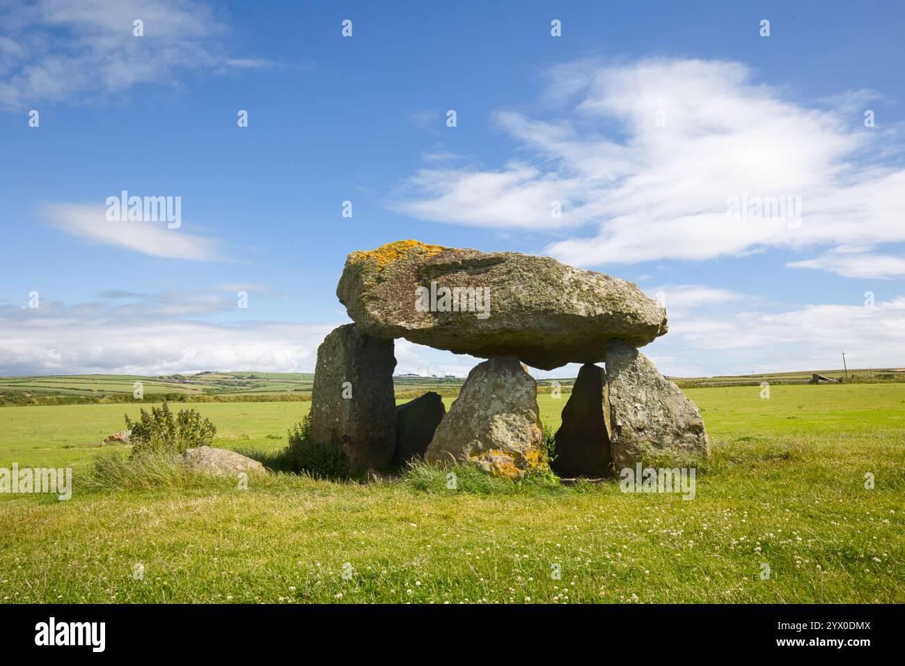 Le dolmen de Carreg Samson est situé près du Pembrokeshire Coast Path au pays de Galles. Banque D'Images