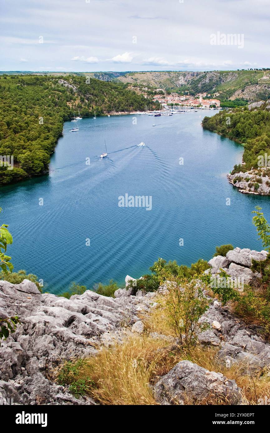 Vue de la ville dalmate Skardin et la baie en face de lui et rochers en premier plan. Banque D'Images