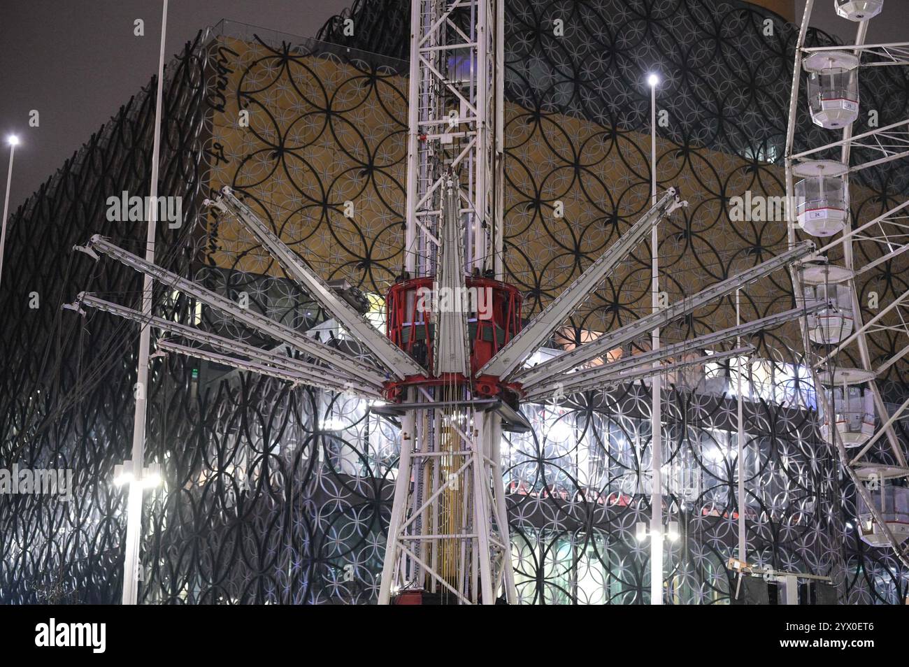 Centenary Square, Birmingham, le 12 décembre 2024 - les services d'urgence sur place après que le tour de siège de chaîne 'Star Flyer' a échoué et s'est écrasé des coureurs blessant. Proche du marché de Noël de la ville et du Centre international de congrès. Crédit : British News and Media/Alamy Live News Banque D'Images