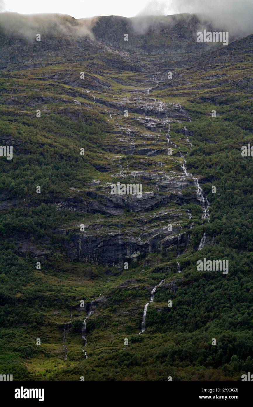 Gros plan d'une cascade, où l'eau en cascade s'écrase contre les rochers accidentés en contrebas. La puissance pure de l'eau est évidente comme il éclaboussure Banque D'Images