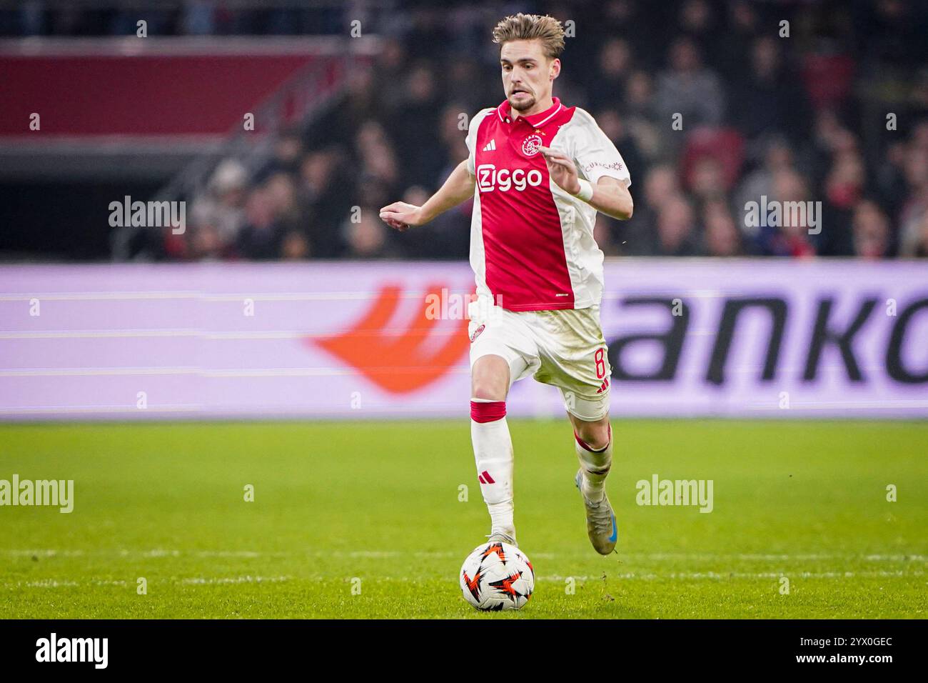 Amsterdam, pays-Bas. 12 décembre 2024. AMSTERDAM, PAYS-BAS - 12 DÉCEMBRE : Kenneth Taylor de l'AFC Ajax court avec le ballon lors du match UEFA Europa League 2024/25 League phase MD6 entre l'AFC Ajax et le SS Lazio à la Johan Cruijff Arena le 12 décembre 2024 à Amsterdam, pays-Bas. (Photo par Andre Weening/Orange Pictures) crédit : Orange pics BV/Alamy Live News Banque D'Images